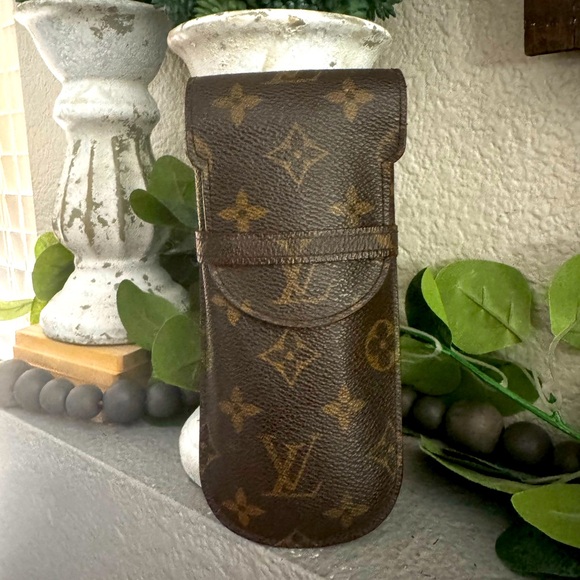 Louis Vuitton Monogram Etui a Lunettes
Rabat Eyeglass Case - Picture 1 of 17